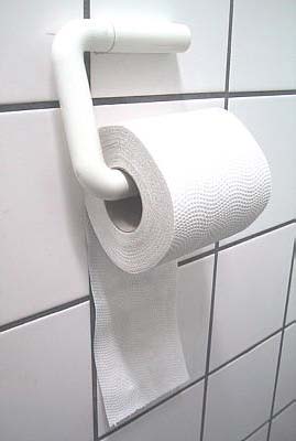 Toilettenpapierrolle, herabhängendes Blatt an der Wandseite