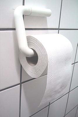 Toilettenpapierrolle, herabhängendes Blatt an der Vorderseite